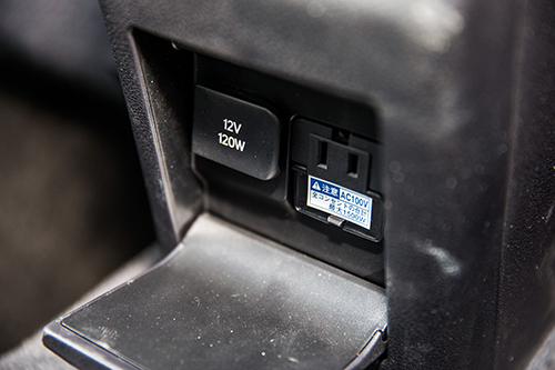 ミライのAC100Vコンセントは、センターコンソールの後席側と、トランクの2カ所に装備されている。マルチインフォメーションディスプレイで設定をオンにすることで使用できるようになる