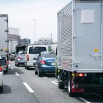お盆休みの高速道路はやはり激混み!!　中央道で2回45kmの渋滞予測！　快適ドライブのために「絶対走っちゃダメ」な時間帯はいつ？