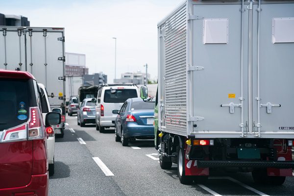 お盆休みの高速道路はやはり激混み!!　中央道で2回45kmの渋滞予測！　快適ドライブのために「絶対走っちゃダメ」な時間帯はいつ？