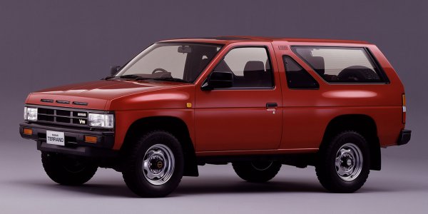 写真は1987年仕様の2ドア（3ドア）モデル。当時クロカンブームであったが赤いボディカラーを積極的に販売しているモデルは少なく、その中でもテラノの赤はよく見かけた