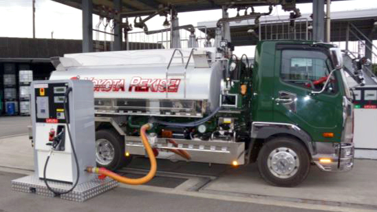 移動できる給油機を通じてタンクローリーから直接給油する（経済産業省「次世代燃料供給インフラ研究会資料より」）