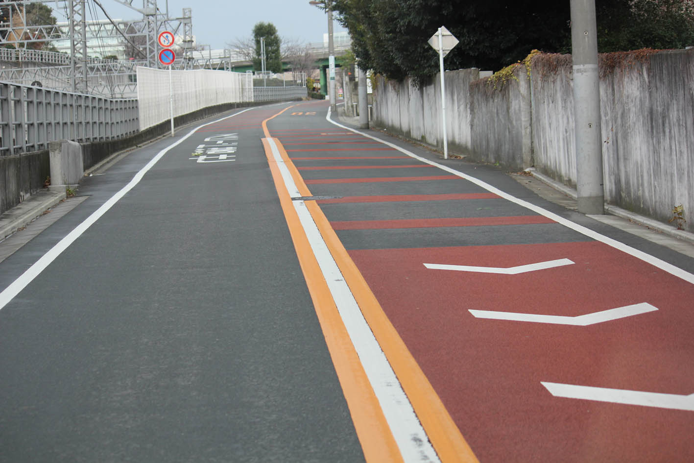 【知らないと泣きを見る】センターラインと車線境界線の意味 - 自動車情報誌「ベストカー」