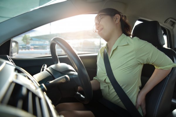運転で腰痛を悪化させないための方法と姿勢と超効く簡易ストレッチ 自動車情報誌 ベストカー