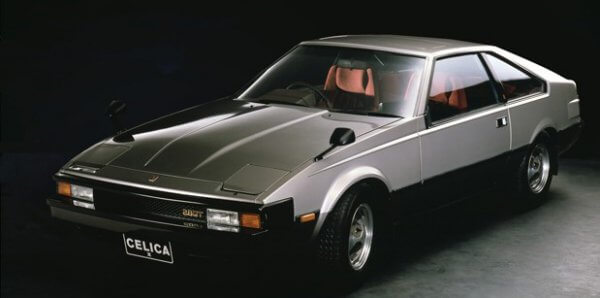 1981年7月にデビューしたセリカXXは発売当初、ソアラと同じ5M-GEU、直6DOHC 2.8Lエンジン（170㎰／24.0kgm）を搭載し、CMでもロータスを作ったコーリン・チャップマンを起用し、スポーツ色を全面に押し出した<br>