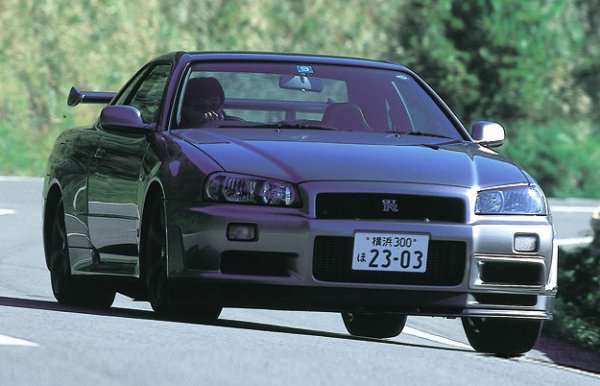 1999年1月にデビューした、言わずと知れた名車、BNR34型スカイラインGT-R。RB26DETTエンジンは280㎰／40.0kgmを発生