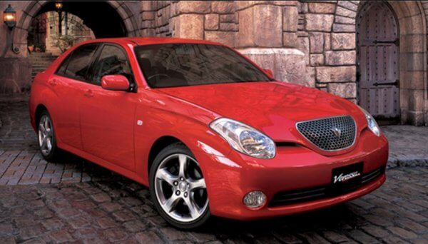 2001年7月に発売されたトヨタヴェロッサ。 成り立ちとしてはマークⅡの兄弟車でクレスタの後継モデル。ヴェロッサはイタリア語の「Vero（真実）」と「Rosso（赤）」からの造語。トヨタが作った、なんちゃってイタ車と揶揄された