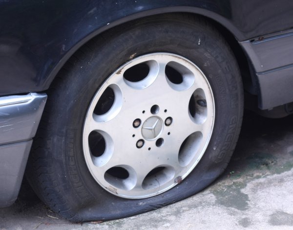 【タイヤのパンク急増中!!!】パンクしたらタイヤを1本だけ新品交換しても大丈夫なのか？
