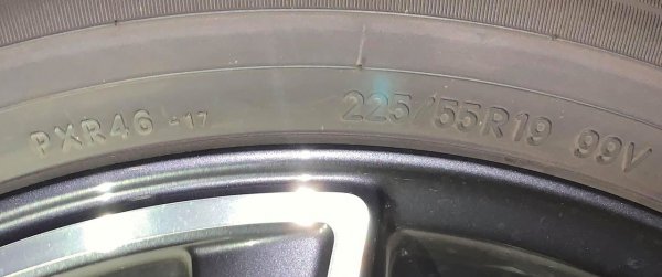  CX-5の純正タイヤに刻まれているPXR46－17という番号は前半が商品名のPROXES R46の略、－17は品質管理番号の意味。右の数字はお馴じみのタイヤサイズ 