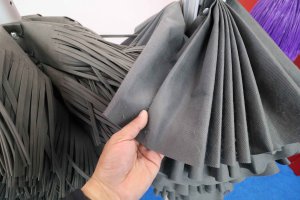  こちらは高級不織布を採用した布ブラシ「ソフトロール」。ちなみに洗車機はディーラーでボディコーティングしたクルマでも問題なし 
