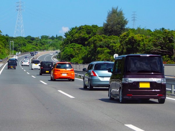  走行車線よりも追い越し車線の車列が多いことがままある日本の高速道路 。 ちなみに追い越し車線を走り続けると通行区分帯違反となり、普通車、軽自動車は6000円、違反点数は1点 