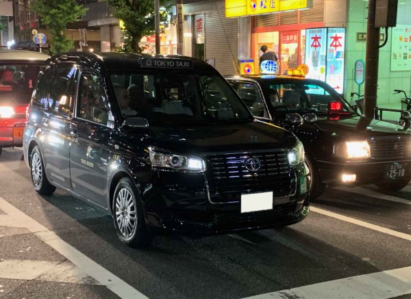 夜間、都内・江戸川橋交差点で1時間観察していたが、計11台のクルマがヘッドライトを消していた。ライトを消していた計11台のうちタクシーが7台と多かった