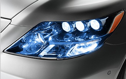 2007年に発売されたレクサスLSが量産車初のLEDランプ装着車。 高出力白色LED（発光ダイオード）を採用しており、ハロゲンヘッドライトやHIDライトよりも明るく点灯速度が速い。寿命は約10000時間、約15年 