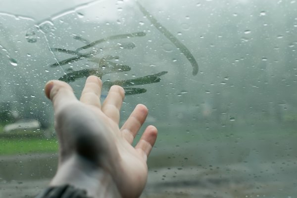 雨の日、フロントウインドウが曇って怖い思いをしたことがありませんか？