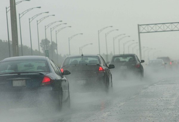 首都高速道路では雨が降ると晴天時に比べ、事故率が4倍に跳ね上がり、なかでも施設接触事故は14倍にも跳ね上がり、60Km／h 以上での走行中が約6割を占めるという