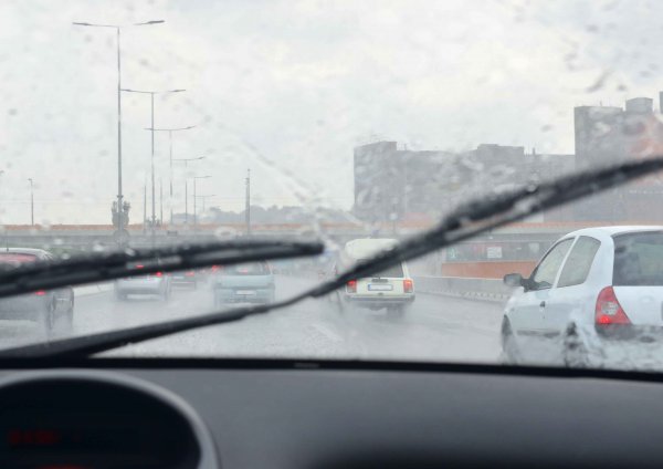 事故4倍!? 雨天時の運転で注意すべきポイントとは？