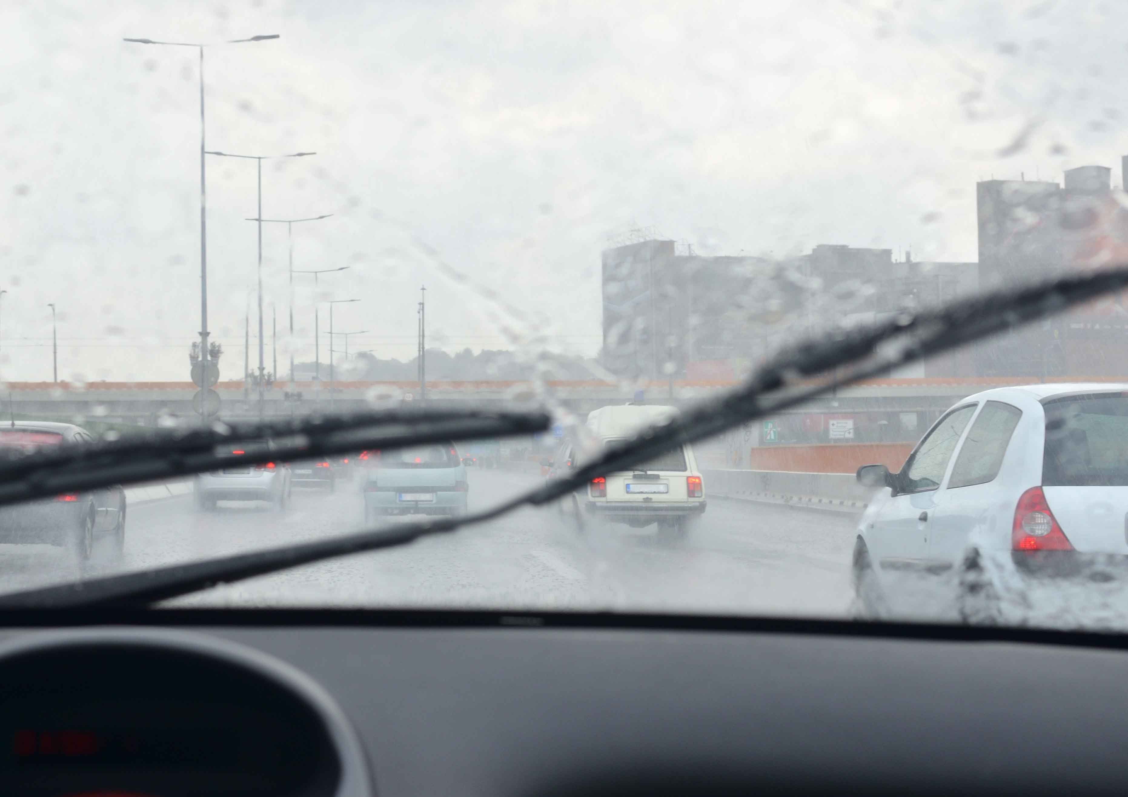 事故4倍 雨天時の運転で注意すべきポイントとは 自動車情報誌 ベストカー