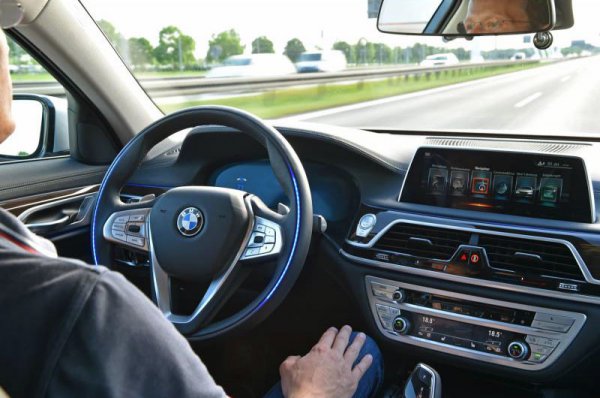 BMWが「ハンズ・オフ」技術を実現! 【渋滞時の“手放し運転”を可能に! 今夏以降日本にも??】