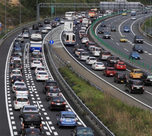 渋滞最後尾のハザードランプの点滅を静岡県警の高速道路交通警察隊などが推奨している。特に後者は頻発する高速道路上での衝突事故への対策として、NEXCO中日本などともに広く周知を促している 