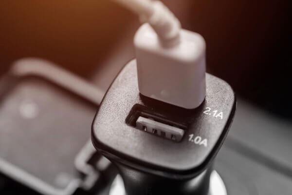 USBポートが超便利!! 家電にはコンセント型も!!! 車載充電器の賢い選び方とは