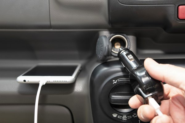 Usbポートが超便利 家電にはコンセント型も 車載充電器の賢い選び方とは 自動車情報誌 ベストカー