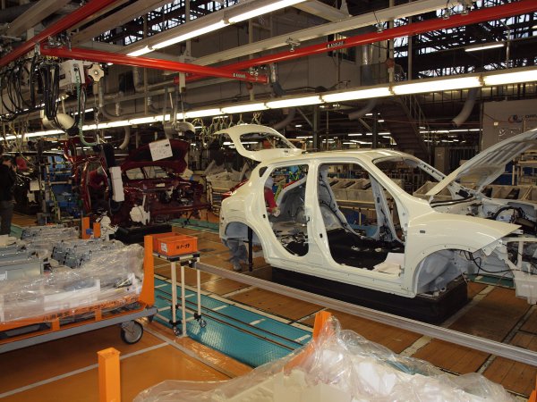ライン生産により自動車を製造する。写真はリーフの生産工場である