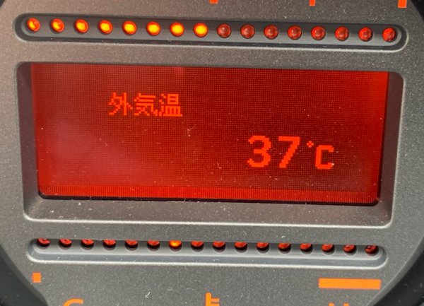ホワイトのボディのフェアレディZの外気温計は37度を示していた。この日の最高気温は東京地方で35.6度