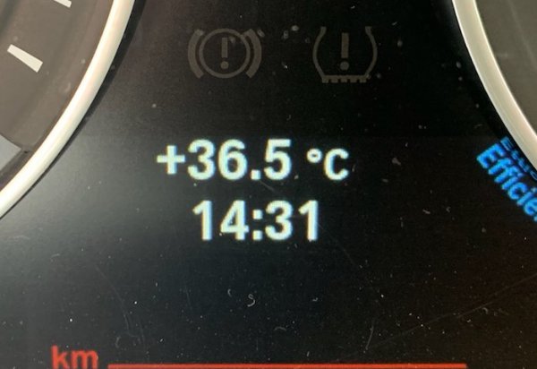 先代BMW3シリーズの外気温計。当日の気象庁発表の最高気温は35.2度、クルマの外気温計は一般道を30分走行して外気温計を見ると36.5度だった
