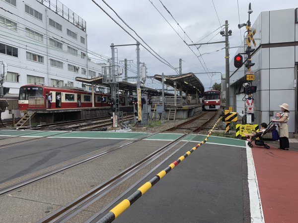  京急神奈川新町駅すぐ前の踏切事故現場。カラー舗装で車道と歩道を分けて事故防止に配慮はしていた
