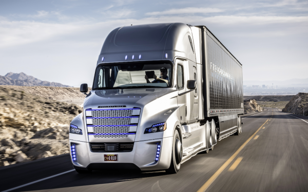 ダイムラーは2019年9月、自動運転トラックの公道走行テストをアメリカ・バージニア州の高速道路で開始。ダイムラーはレーダー、カメラ、ライダーという3つの異なる技術的アプローチを基本に、トルク・ロボティクスの技術を導入しながら、レベル4の自動運転トラックの実用化を目指していくという 