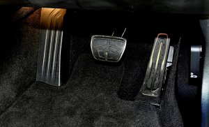 【オルガン式ペダル】高級車で選ばれる理由は？簡単操作と疲労低減のメリット