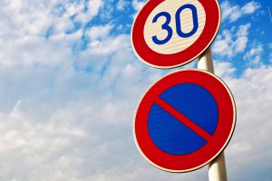 路駐禁止！標識なくても違反？11の危険地帯とNGな停め方を解説