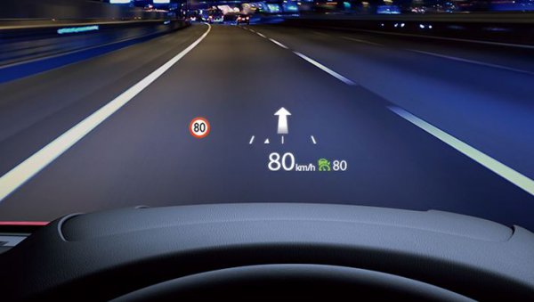 マツダアテンザに装備されるヘッドアップディスプレイ。フロントガラスに情報を投影することで、視線移動と焦点調節を軽減。交通標識認識システム（TSR）による標識なども表示される 