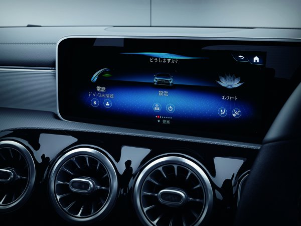 Aクラスに装備されたMBUX。「ハイ、メルセデス！」と呼ぶと起動する 。BMW3シリーズにも音声認識システムが新たに採用されるなど、今後急速に普及していくものと思われる