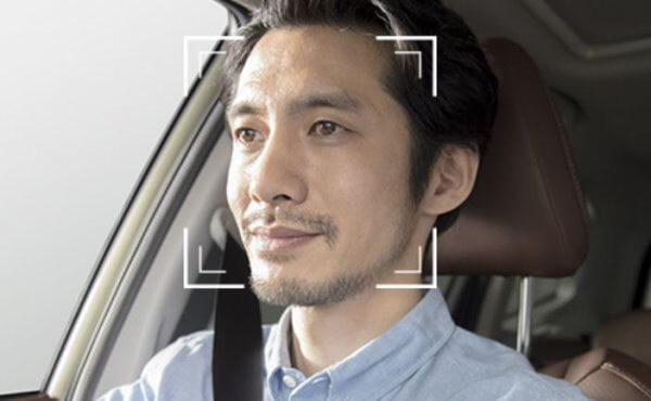 ドライバーがクルマに乗り込むと、インパネセンターバイザーに内蔵されたカメラがドライバーの顔を認識。安全運転を支援するだけでなく、おもてなしも提供する先進機能。  走行中、一定時間以上目を閉じていたり、顔の向きを前方から大きく外したりするなど、ドライバーに眠気や不注意があるとシステムが判断した場合、警報音や警告表示で注意を喚起。クルマがドライバーを常に見守り、安全運転をサポートする