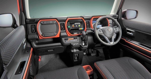 マイチェン後も写真のナビと同じタイプがメーカーオプション設定される