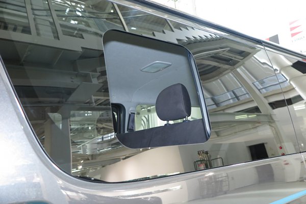 運転席から開閉できるオプションのデュアルパワースライドドアを装備すると開閉式の窓ガラスは装着されない 