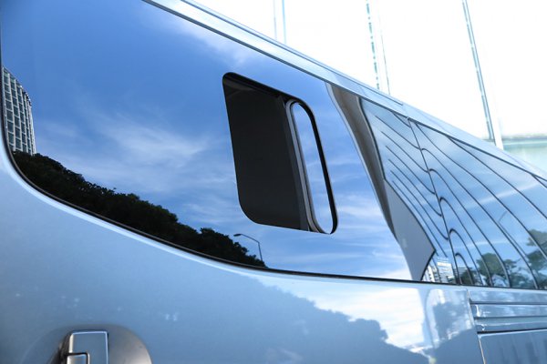 NV350キャラバンのワゴンとマイクロバスモデルは運転席側のスライドドアのみ窓ガラスが標準で設定される 