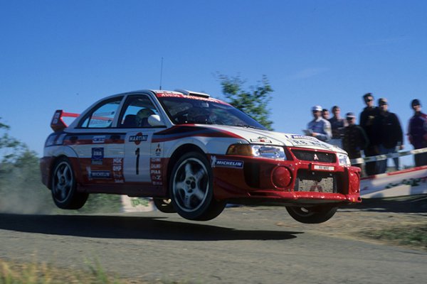 WRCでは1998年の第5戦カタルニアから第13戦グレートブリテンまで参戦し、ランサーエボリューション（Ｖ）グループAは、WRカーと対等以上の走りを披露