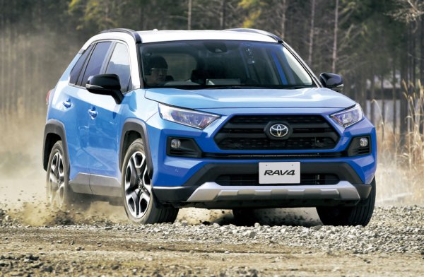 スタンダードSUVはRAV4が担う。2019年4月にデビューしたRAV4。先代型では一旦国内販売を中止していたため、国内では「復活」となったモデルだが、思い切ってオフロードイメージを前面にアピールしたクルマ作りとしたことで大ヒットモデルとなっている。ハリアーが月販平均3500台程度なのに対し、RAV4は6600台程度と倍近い販売台数。これによって、『正統派SUV』はRAV4に任せて新型ハリアーは思い切ったクーペSUVへの挑戦ができるのだ   