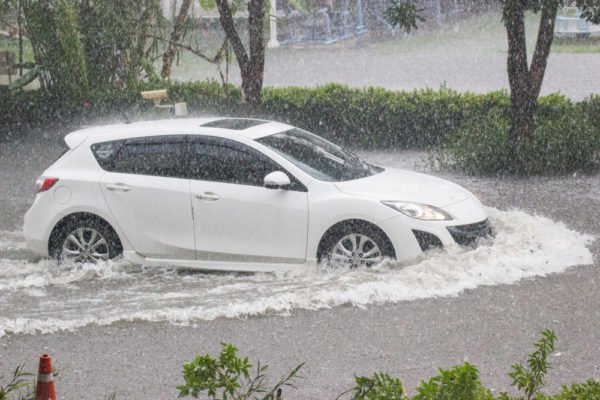 今回の台風による冠水の場合、あっという間に車内に水が入ってきたという声をよく聞いた。いったい水深何cmになったらクルマは走れなくなるのだろうか？