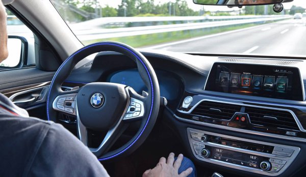 BMWは日本国内モデルとしては初めて「ハンズ・オフ機能付き渋滞運転支援機能」を搭載した車両の開発を完了。2019年夏以降、順次日本に導入。 「ハンズ・オフ機能付き渋滞運転支援機能」は、高速道路での渋滞時においてドライバーの運転負荷を軽減し、安全に寄与する運転支援システム。この機能では絶えず前方に注意するとともに、周囲の道路交通や車両の状況に応じて、ただちにハンドルを確実に操作可能な状態にある場合のみ、ステアリングから手を離して走行ができる。これは「SAE International（Society of Automotive Engineers）」が定めるレベル2の段階。あくまでも自動運転ではなく、前方注視が必要となるなど、ある一定の条件が必要となっている。2019年夏以降、「3シリーズ」「8シリーズ クーペ」「8シリーズ  カブリオレ」「X5」に導入され、搭載対象モデルは順次拡大する予定だ。また、この機能を搭載した車両の認可取得後､工場生産オプション、またはBMW正規ディーラーで販売される車両アクセサリーとしても提供される 
