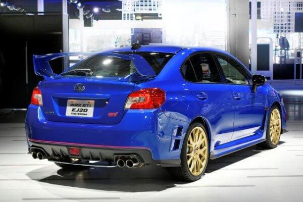 リアからみたWRX STI  <strong>EJ20 Final Edition</strong>  