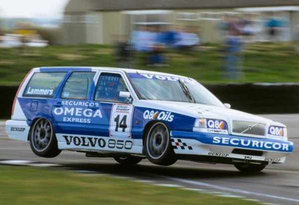 海外ではフライングブリックと呼ばれたボルボ850（1994年BTCC）