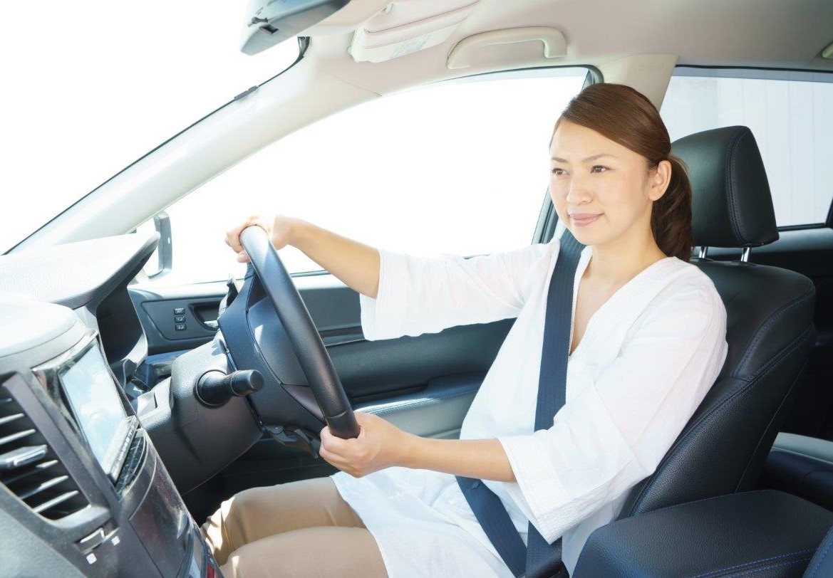 安全装備のはずが役に立たない事態にも あなたのドライビングポジション 危険です 自動車情報誌 ベストカー