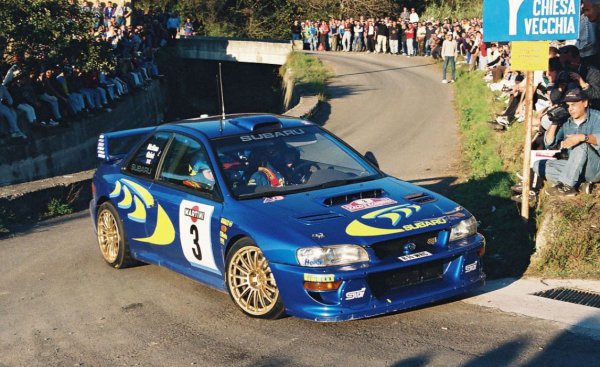 1997年のインプレッサ―WRカー。 1997年、全14戦で行われたWRCにおいて8勝を挙げ、スバルは日本車メーカーとしては初となる3年連続（1995～1997年）でのマニュファクチャラーズタイトル獲得を獲得  