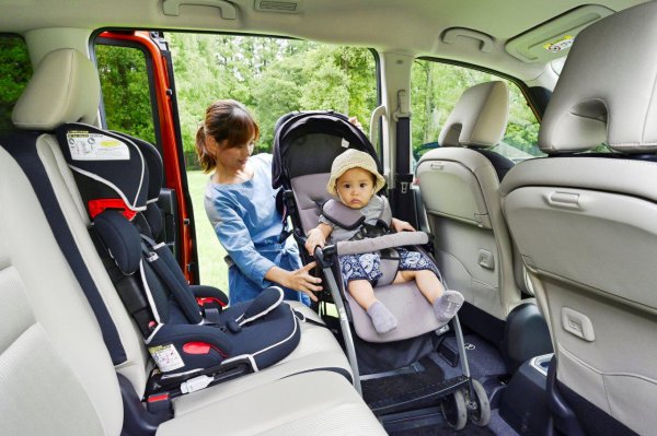 ベビーカーに載せた子供をそのままセカンドシートに載せることができ、楽にチャイルドシートに座らせることができる