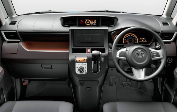 運転席側にスピードメーターとセンターメーター、センターコンソールにディスプレイを機能的に配置