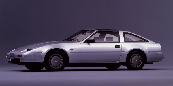 1986年10月のビッグマイナーチェンジでは3L、V6系エンジンを搭載する3ナンバー車のボディをブリスターフェンダー化するなど迫力あるものとしたほか、NAの3L、V6DOHCを搭載する300ZRを追加。300ZRはフェアレディZらしい古典的なところを強調した点が魅力となりマニアックなファンから人気を集め、このビッグマイナーチェンジでは成功 