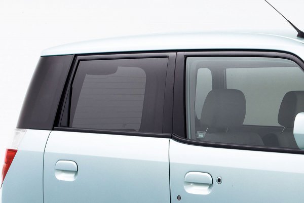 車のプライバシーガラス 前席窓はなぜ「濃色」NG? どこまで暗くして良い??