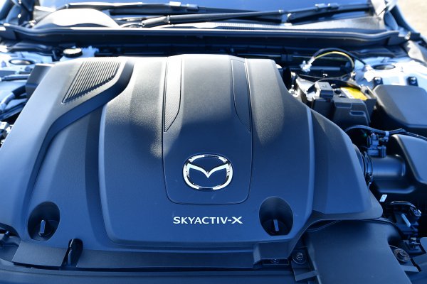 SKYACTIV-Xは、通常のガソリンエンジンのような火花点火（SI）ではなく、ディーゼルエンジンのように圧縮着火（CI）する。「M Hybrid」と呼ばれる24Vのマイルドハイブリッドシステムが組み合わされる 。180ps／22.8kgmを発生する